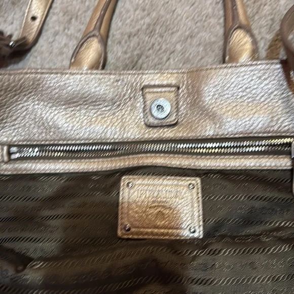 Prada tote bag with detachable crossbody strap in gold leather. - Picture 4 of 8